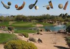 pole golfowe i różne kije z piłkami