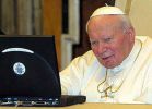 Jan Paweł II przy laptopie
