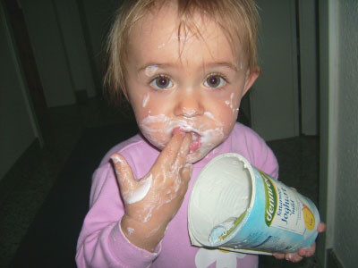 dziecko zjada jogurt