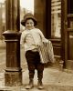 chłopiec sprzedający gazety